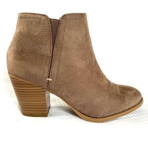 City Classified Vegan Faux Suede Mushroom Tan Ankle Boot Western Bootie Size 7